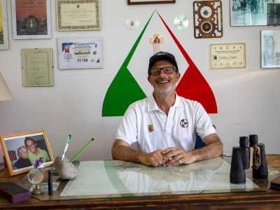 ...ci dirigiamo nell�ufficio di Gaetano Serafino, il guardiano del faro che in questo luogo non solo lavora ma vive assieme alla sua famiglia